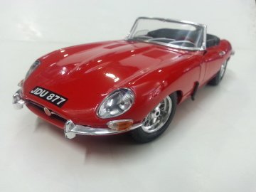1961 JAGUAR E TYPE 1/18