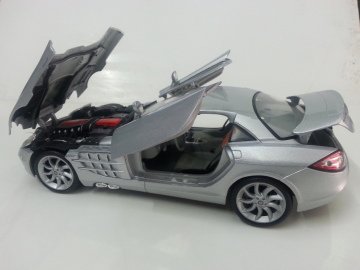 Mercedes Benz SLR McLaren (2003) 1/18