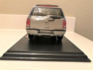 2002 Cadillac Escalade 1/18