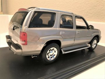 2002 Cadillac Escalade 1/18