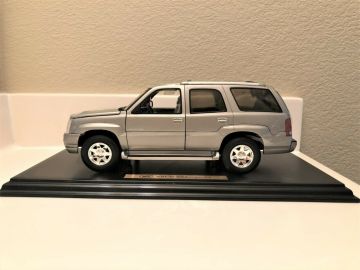 2002 Cadillac Escalade 1/18