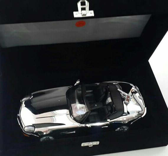 1/18 BMW Z8 (007 James Bond) DIECAST MODEL