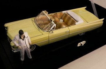 1/18 CADILLAC 1963 DIECAST MODEL