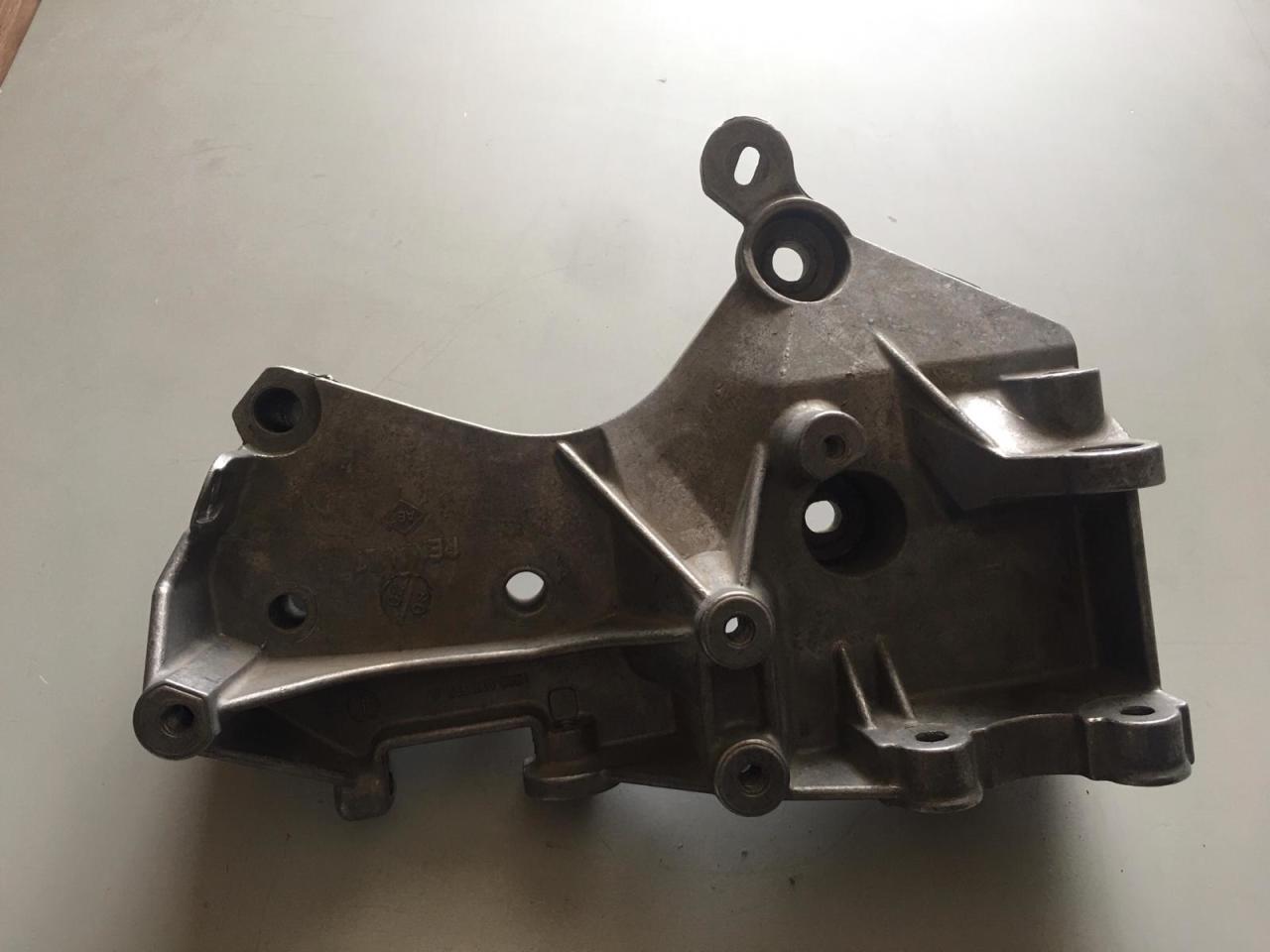 Renault Megane 2 Alternatör Suportu 7700273712-8200020552
