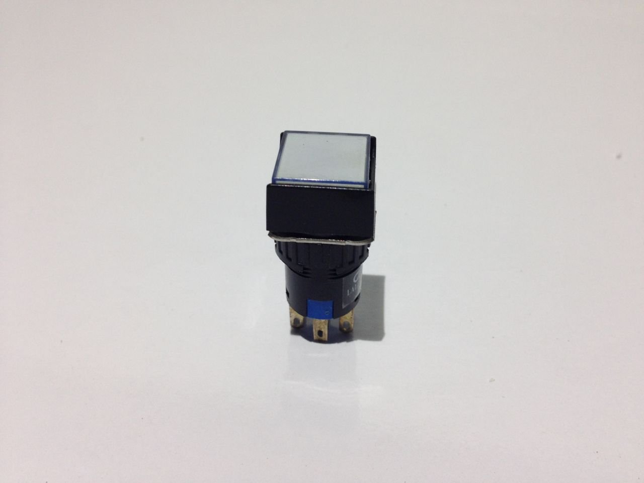 BEYAZ KARE BUTON YAYLI (16mm)