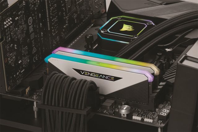 CORSAIR CMN32GX4M4Z3200C16W 32GB (4x8GB) DDR4 3200 MHz C16 VENGEANCE RGB RT WHITE SOGUTUCULU DIMM BELLEK