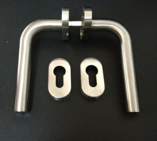 STAINLESS DOOR HANDLE - WITH FLAT BADGE