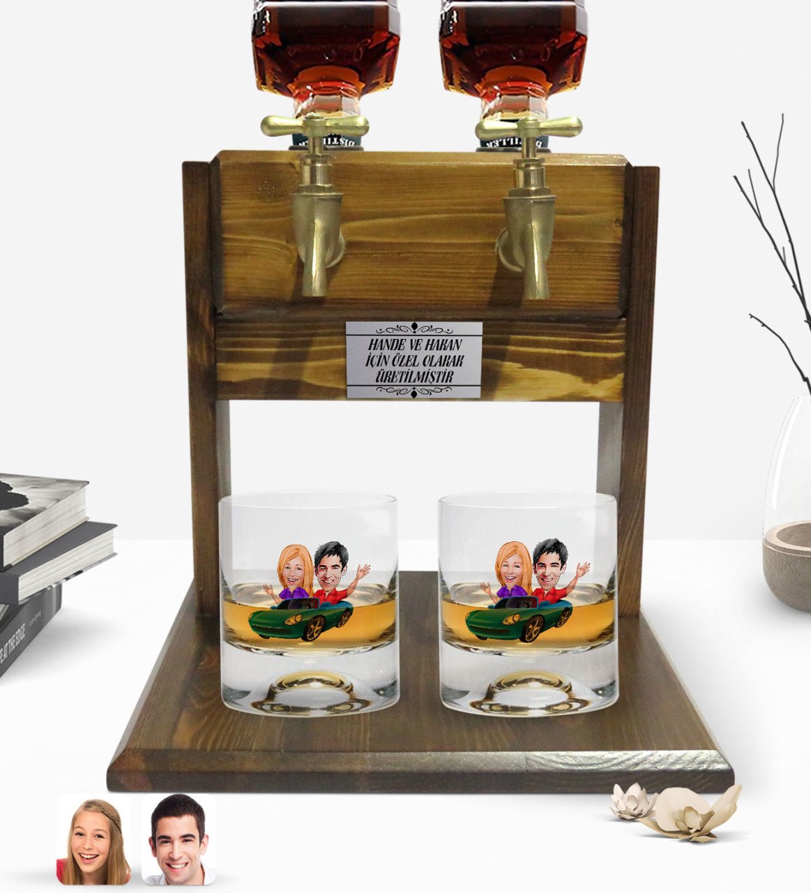 Kişiye Özel Renkli Baskılı Sevgililer Karikatürlü İkili Viski Bardağı ve Çift Musluklu Doğal Ahşap Viski Standı-52