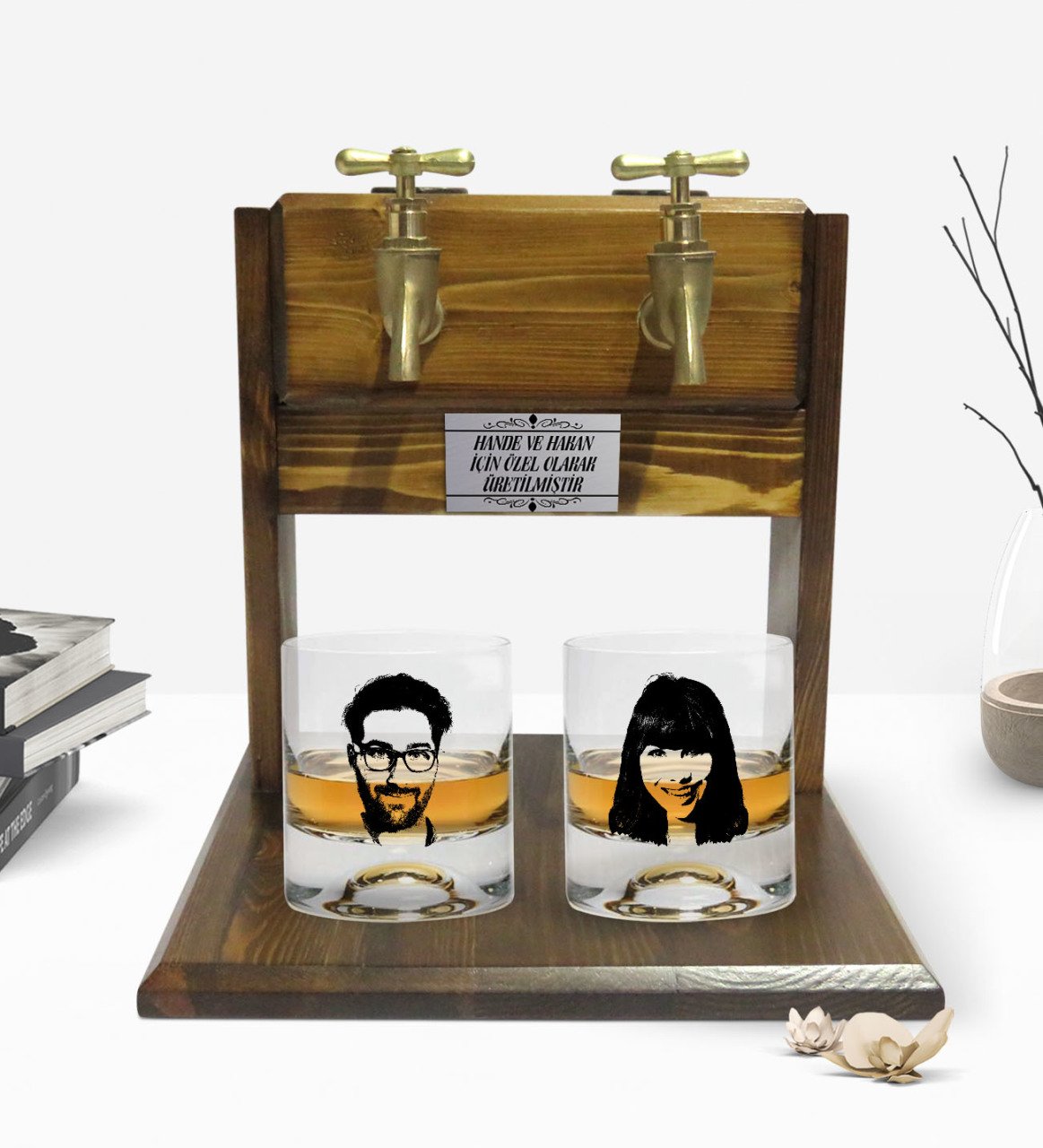 Kişiye Özel Renkli Baskılı Erkek ve Kadın Silüet Tasarımlı İkili Viski Bardağı ve Çift Musluklu Doğal Ahşap Viski Standı-01