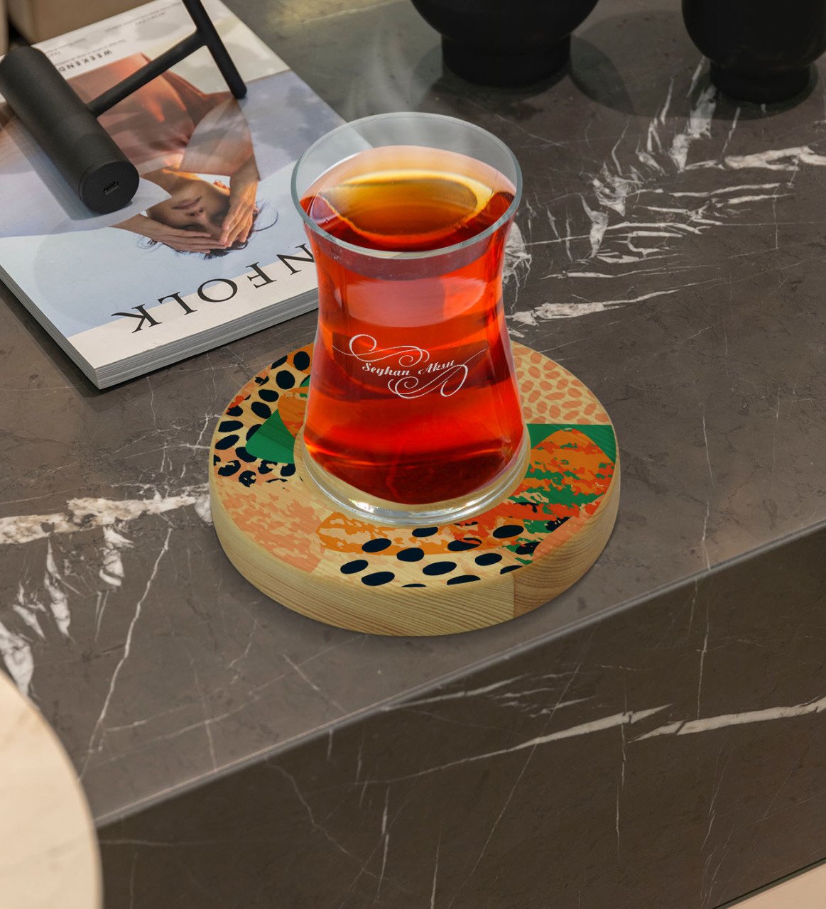 Kişiye Özel Modern Art Tasarımlı Doğal Ahşap Tabaklı Heybeli Çay Bardağı Model 1