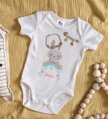 BK Kids Kişiye Özel İsimli Beyaz Bebek Body Zıbın Kız Bebek Künyesi ve İğnesi Hediye Seti-16