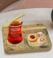 Kişiye Özel Doğal Ahşap Kaşıklı Sunum Tabağı ve Heybeli Çay Bardağı Hediye Seti - Model 20