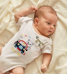 BK Kids Kişiye Özel Sevimli Sürücü Tasarımlı Beyaz Bebek Body Zıbın Erkek Bebek Künyesi ve İğnesi Hediye Seti-1