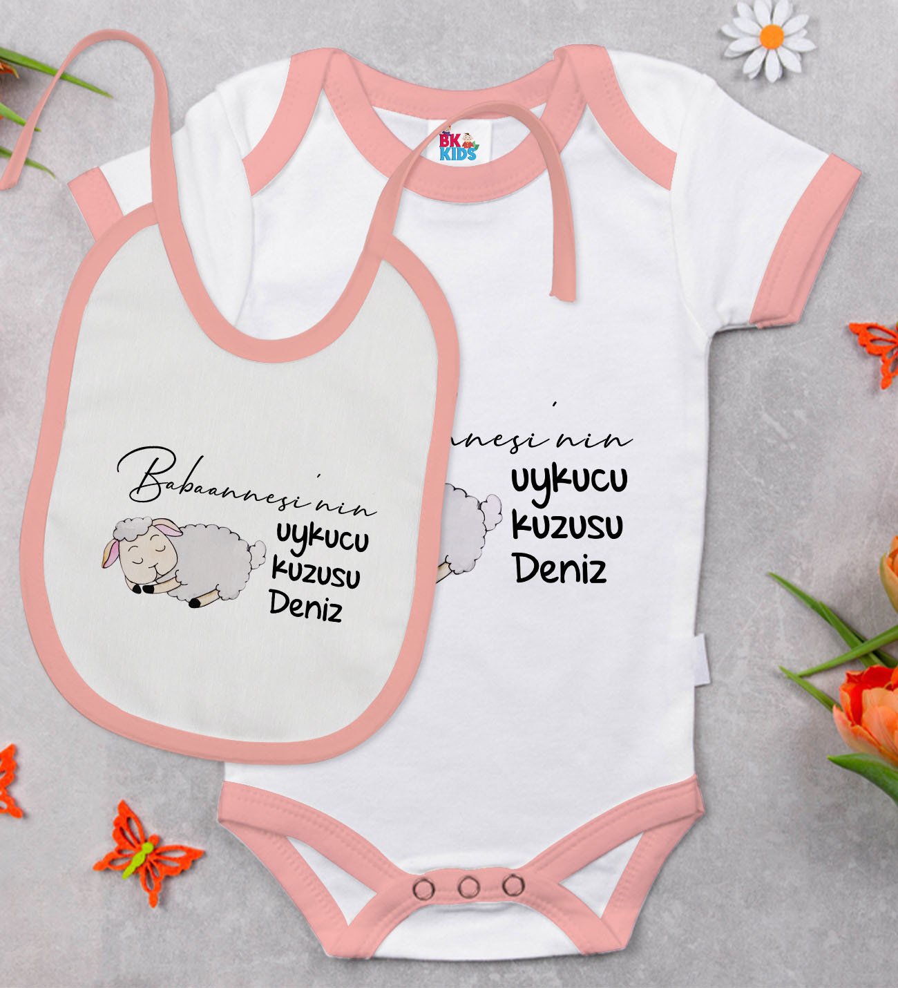 BK Kids Kişiye Özel Babaannesinin Uykucu Kuzusu Tasarımlı Pembe Bebek Body Zıbın ve Mama Önlüğü Hediye Seti