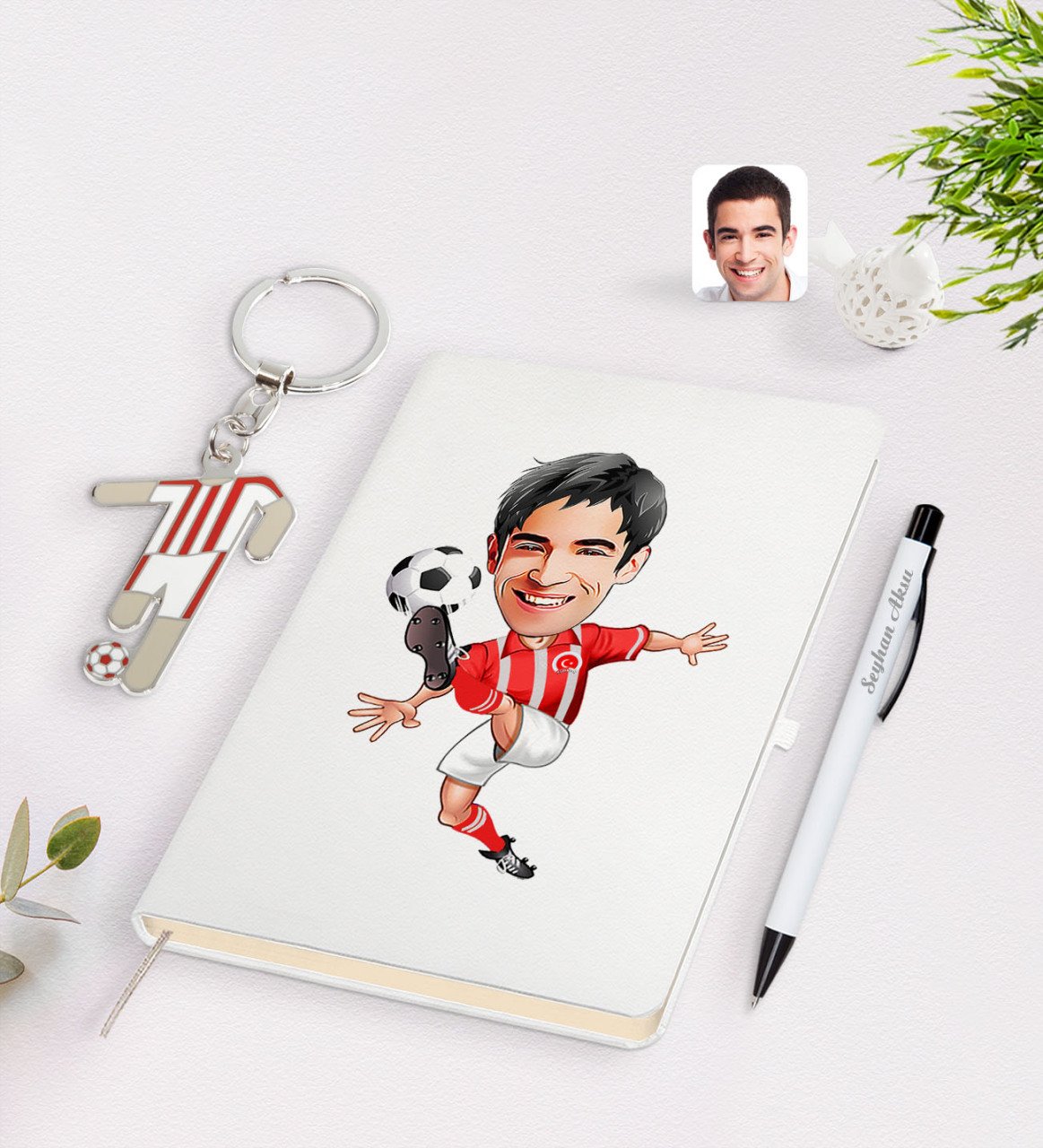 Kişiye Özel Kırmızı-Beyaz Futbolcu Karikatürlü Defter Kalem ve Formalı Metal Anahtarlık Seti Model 1