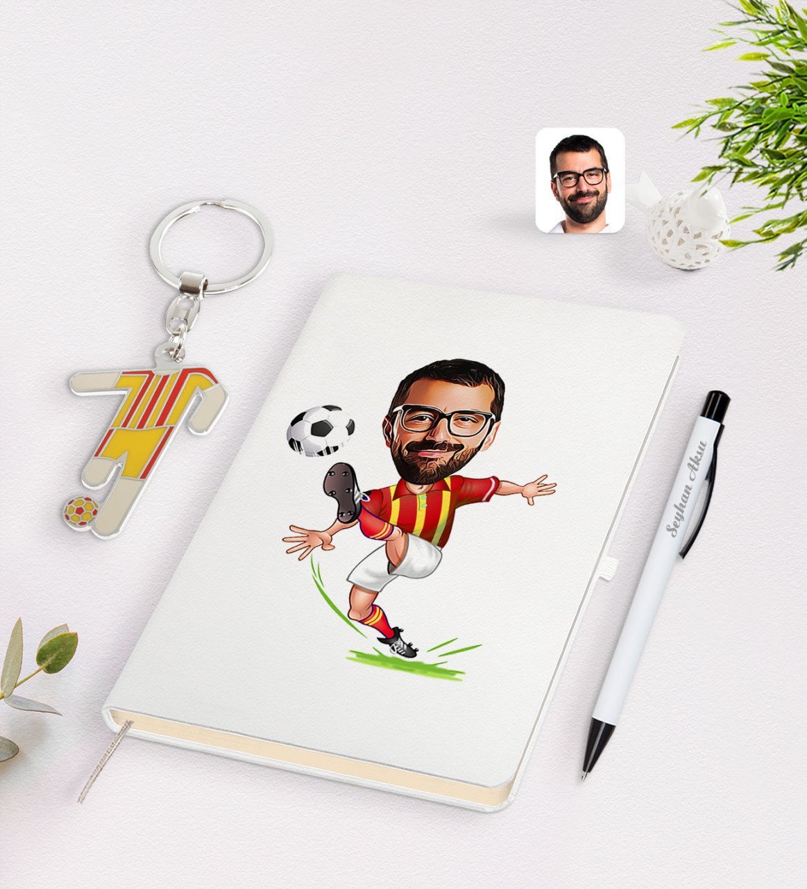 Kişiye Özel Sarı-Kırmızı Futbolcu Karikatürlü Defter Kalem ve Formalı Metal Anahtarlık Seti Model 1