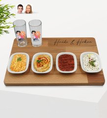 Kişiye Özel Sevgililer Karikatürlü 2’li Rakı Bardağı ve Meze Tabaklı Doğal Masif Ahşap Servis Sunum Tepsisi Model 5