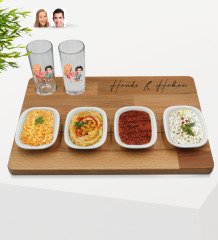 Kişiye Özel Sevgililer Karikatürlü 2’li Rakı Bardağı ve Meze Tabaklı Doğal Masif Ahşap Servis Sunum Tepsisi Model 19