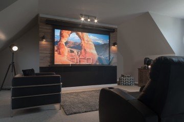 Elite Screens Saker Tab Tension 16:9 Siyah Elektrikli Projeksiyon Perdesi 299x168 TopDrop 15 cm