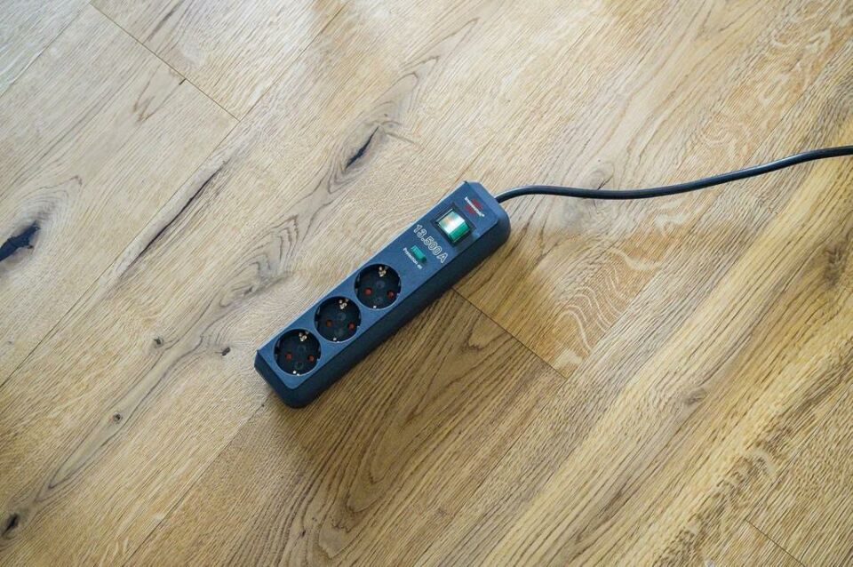 Brennenstuhl Eco-Line, 3'lü çoklu priz, yüksek gerilim korumalı (anahtarlı çoklu priz ve 1,5 m kablolu 1158820315