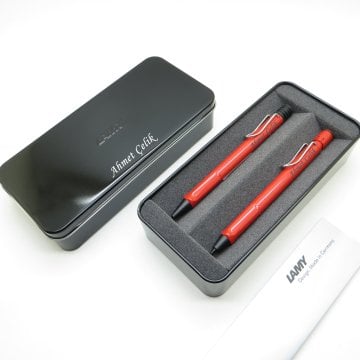 Lamy Safari Kırmızı Tükenmez Kalem + 0.5 Uçlu Kalem Seti + Metal Kutu | İsme Özel