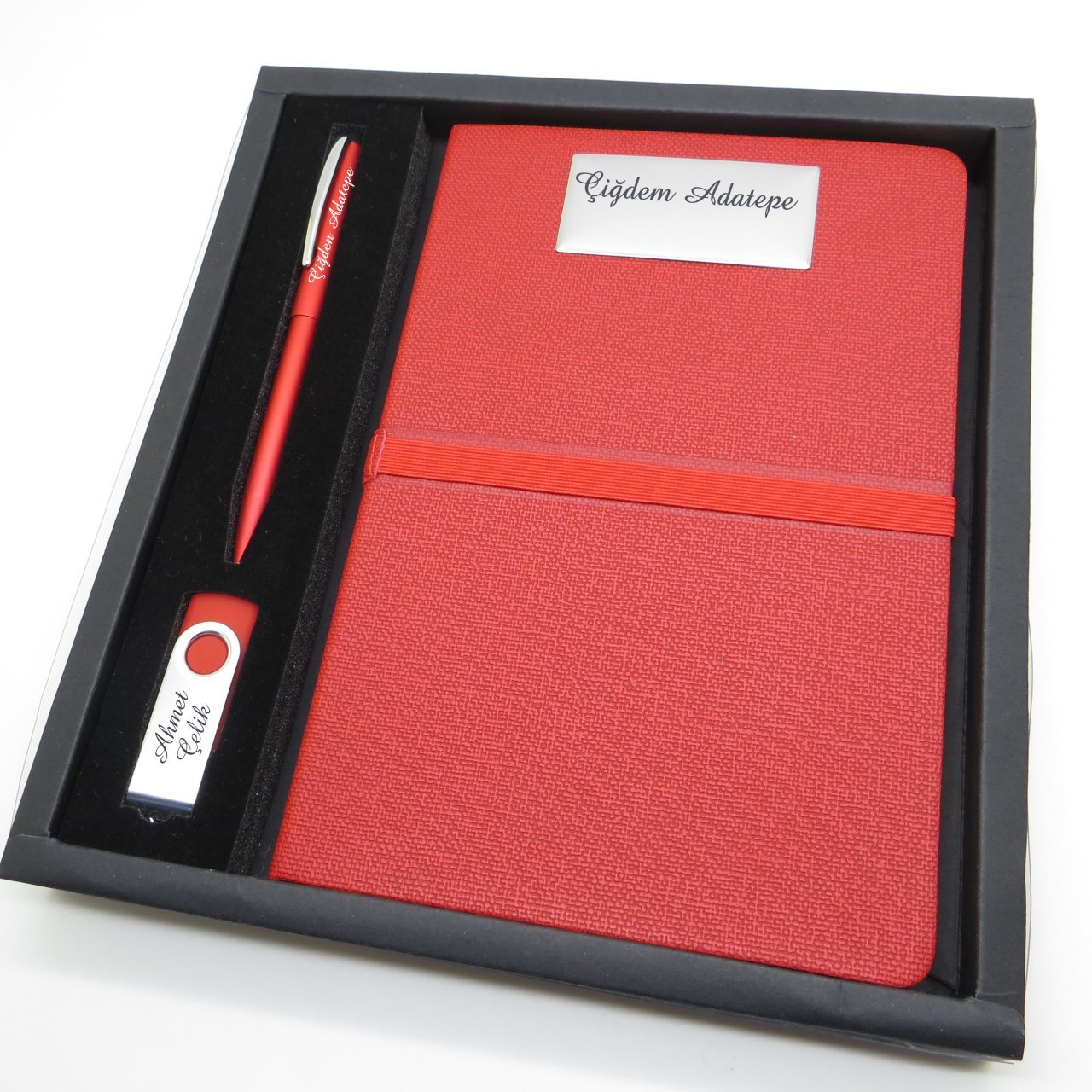 Wings SG102 İsme Özel Kırmızı Hediyelik Set | Scrikss Kalem + 16GB. Usb Bellek + 15x21 Defter | Hepsi İsme Özel