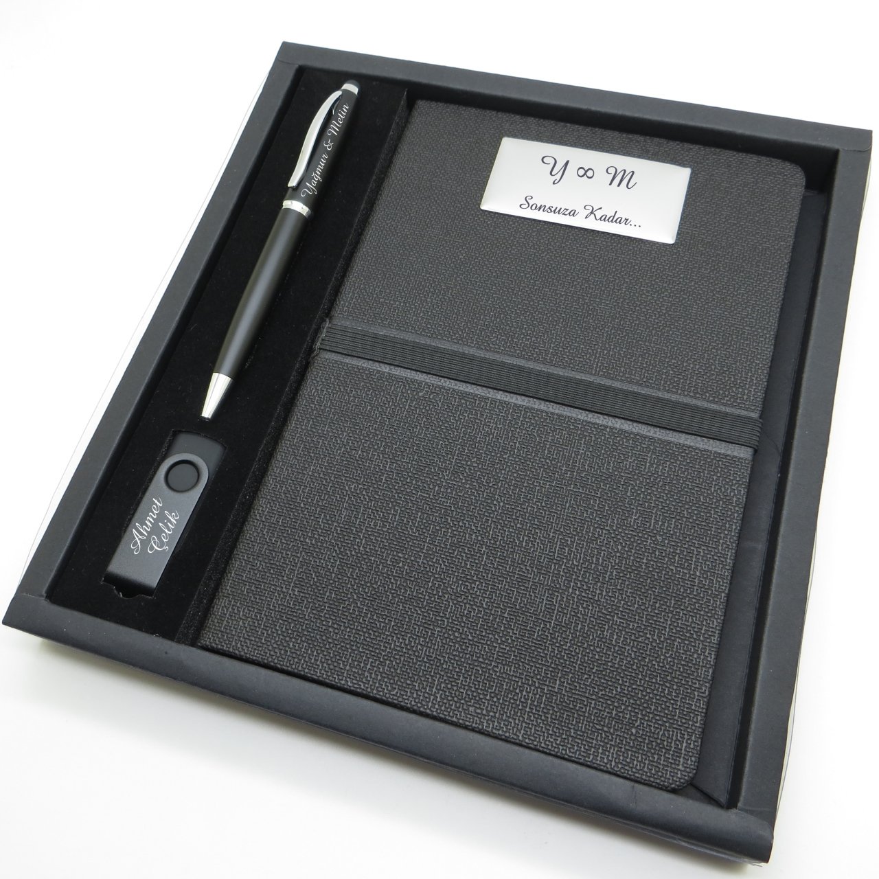 Wings SG107 İsme Özel Mat Siyah Hediyelik Set | Touch Pen Kalem + 16GB. Usb Bellek + 15x21 Defter | Hepsi İsme Özel