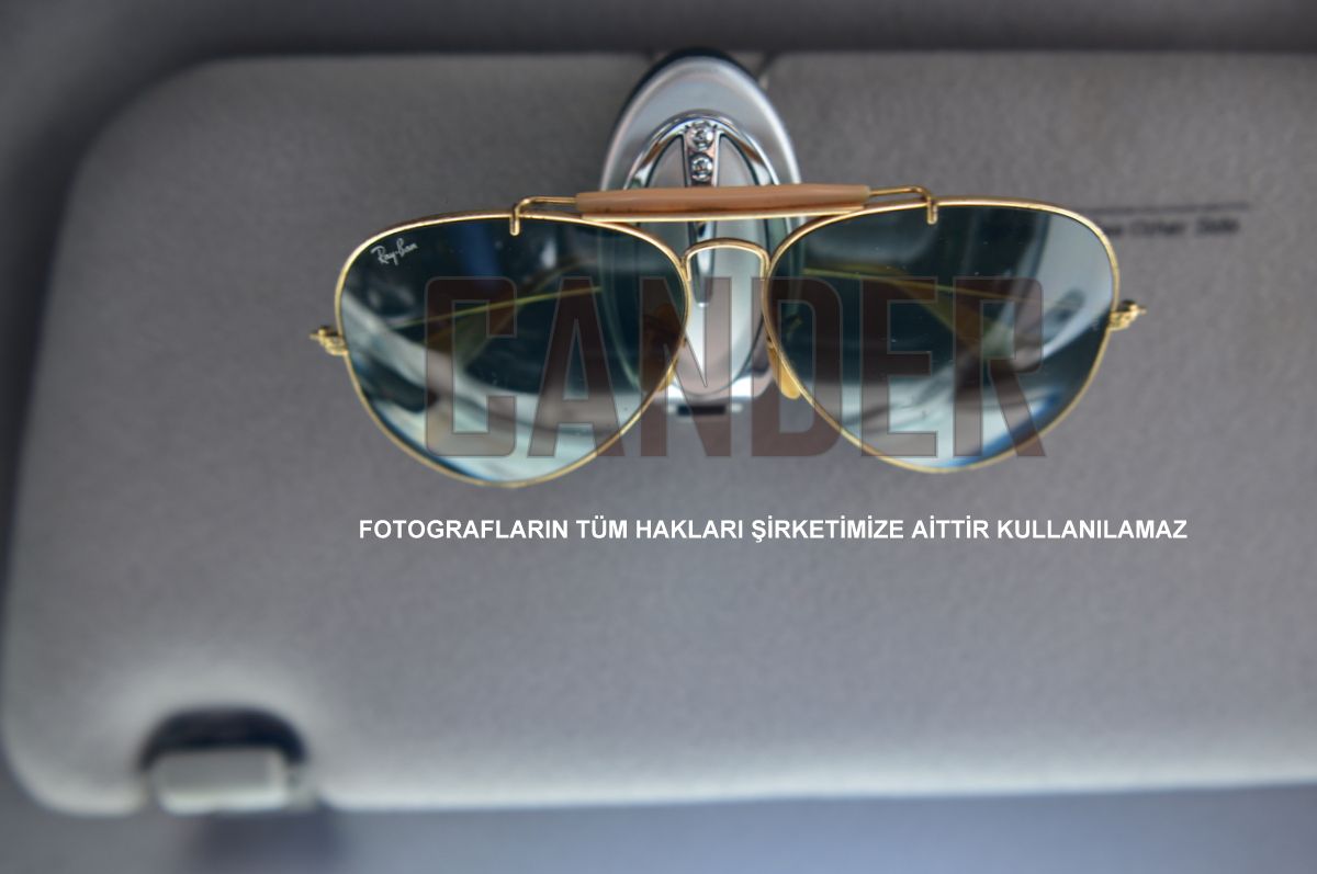 Güneşliğe takılabilen gözlük tutucu