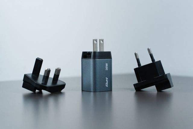 32200 GNC-35 GaN Charger 35W with 1 x USB-C® PD 35W / 1 x USB-A QC 3.0