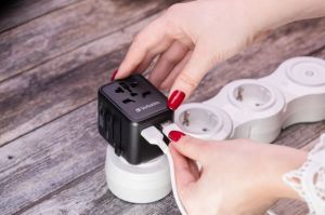 49543 CHR UTA-01 UNIVERSAL TRAVEL ADAPTER WITH 2 X USB-A PORTS