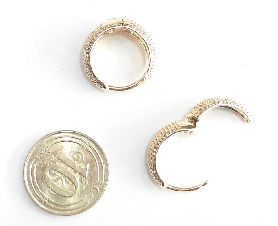 Altın Renkli Halka Küpe Kabartma Desen Yuvarlak