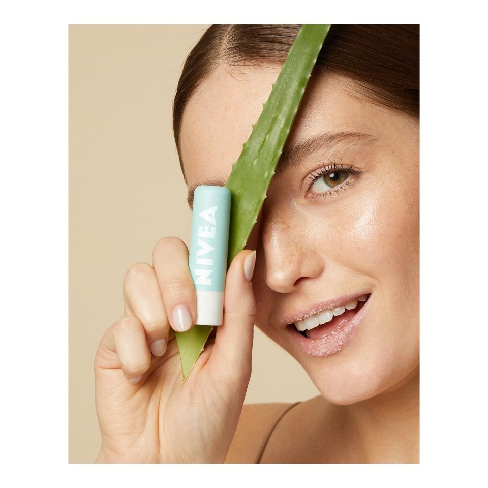 Nivea Lip Aloe Vera İçerikli Dudak Bakım Peeling 4.8 g Dudak Nemlendirici ,Makyaj Bazı,E Vitamini ve
