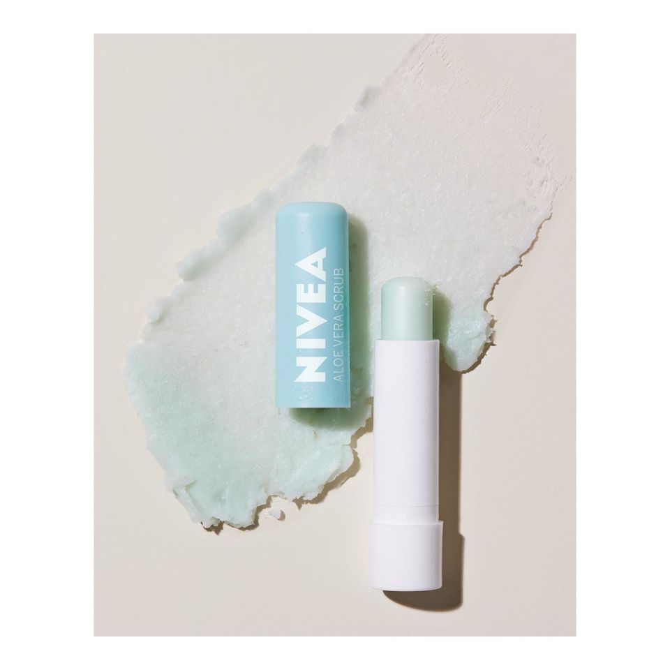 Nivea Lip Aloe Vera İçerikli Dudak Bakım Peeling 4.8 g Dudak Nemlendirici ,Makyaj Bazı,E Vitamini ve