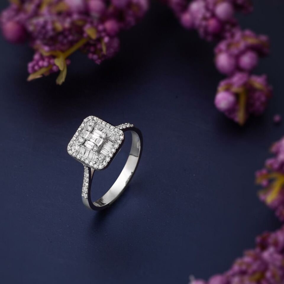 0,52 Ct. Baget Pırlantalı Yüzük