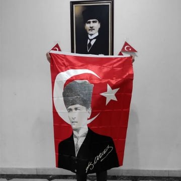 ( 10 adet ) 100x150 cm Saten Kumaşa Baskılı Kalpaklı Atatürk Bayrağı – Kenarları Sıcak Kesim