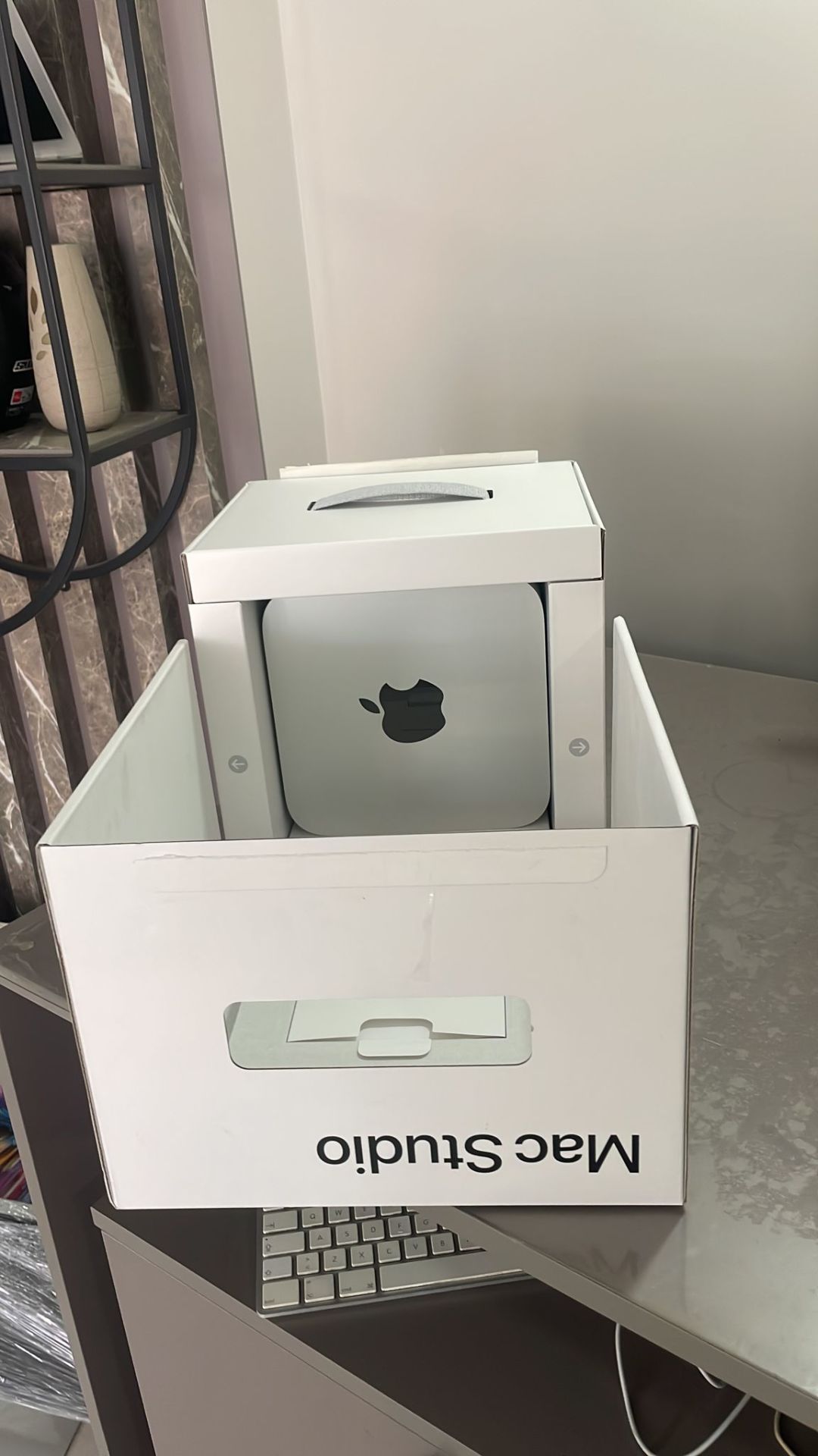 2. el   Apple M2  Ultra  Mac Studio    24 çekirdekli CPU’ya, 60 çekirdekli GPU’ya ve 32 çekirdekli Neural Engine’e sahip Apple M2 Ultra   64 GB birleşik bellek  1 TB SSD depolama ,      2 Ekim 2025  'e kadar garantili      MQH63TU/A   performans:   21,316
