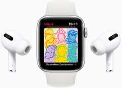 Apple Watch SE Gümüş Rengi, Uzay Grisi, Pembe, 40mm,  Alüminyum Kasa ve Spor Kordon Hafif özellikteki alüminyum kasa, uzay endüstrisi standartlarında %100 geri dönüştürülmüş bir alaşımdan üretiliyor.  İnovatif bir pim mekanizmasına sahip olan Spor Kordon,