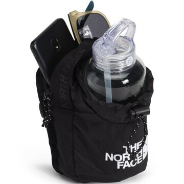 The North Face Bozer Cross Body Çanta Siyah Farklı şekillerde kullanabileceğiniz, güvenilir çapraz çanta