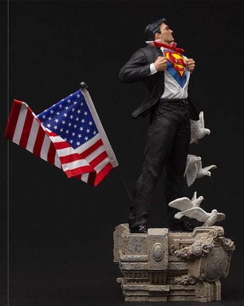 DC Comics Superman: Clark Kent Deluxe 1:10 Art Scale Heykel